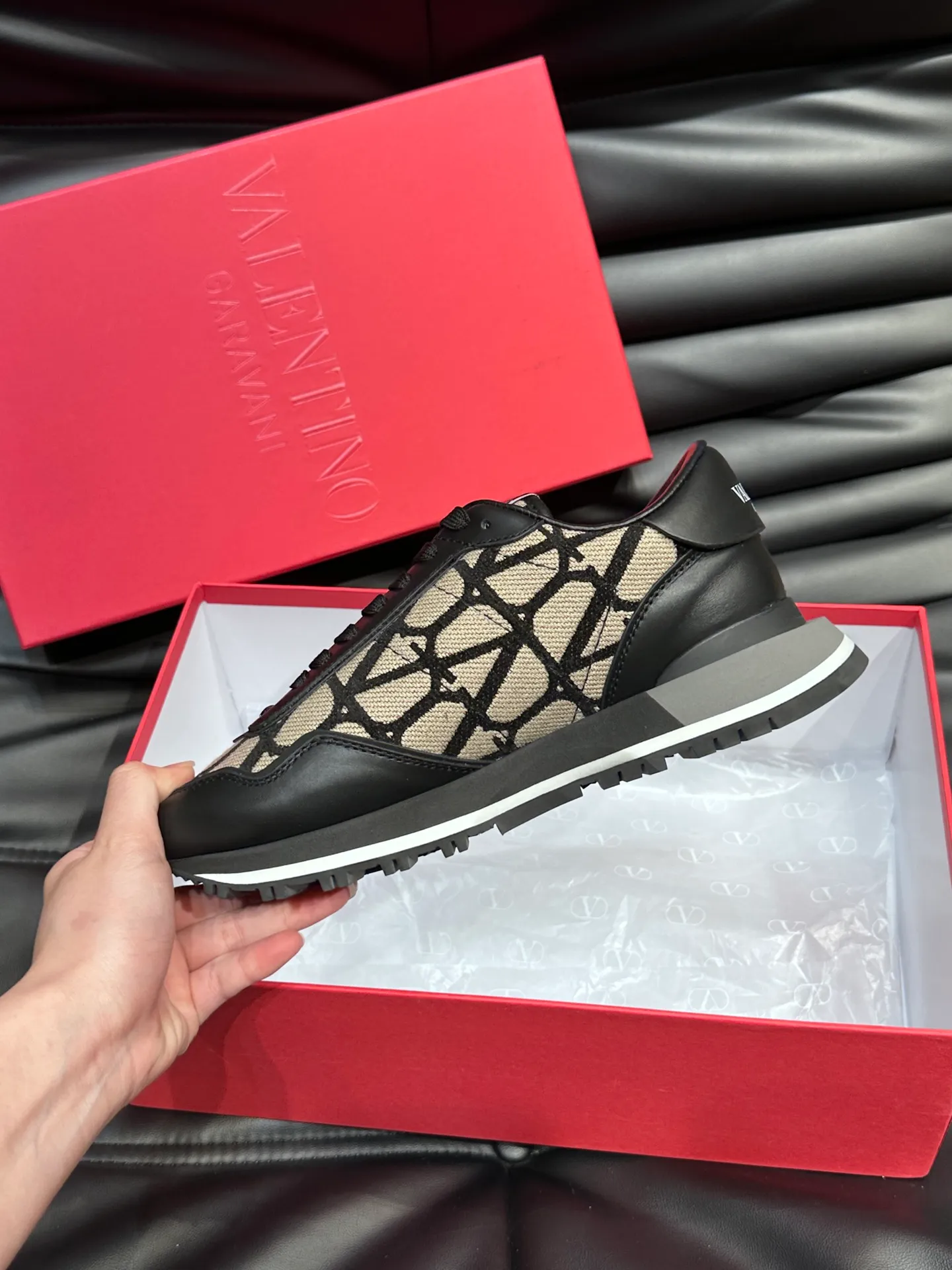 P540💰 Product trademark: VALENTINO "Valentino" Regular size: 38-44 [45 customized] Product materials: Warren men's casual sports shoes, made of multi-material splicing, calf leather stitched with suede cowhide, fabric mesh upper, fabric tongue decorated with brand badge, rubber rivet decorative details on the heel, rivet rubber outsole, non-slip, wear-resistant and shock-absorbing, pure cotton inner foot pad, comfortable and breathable, comes with original box packaging bag!